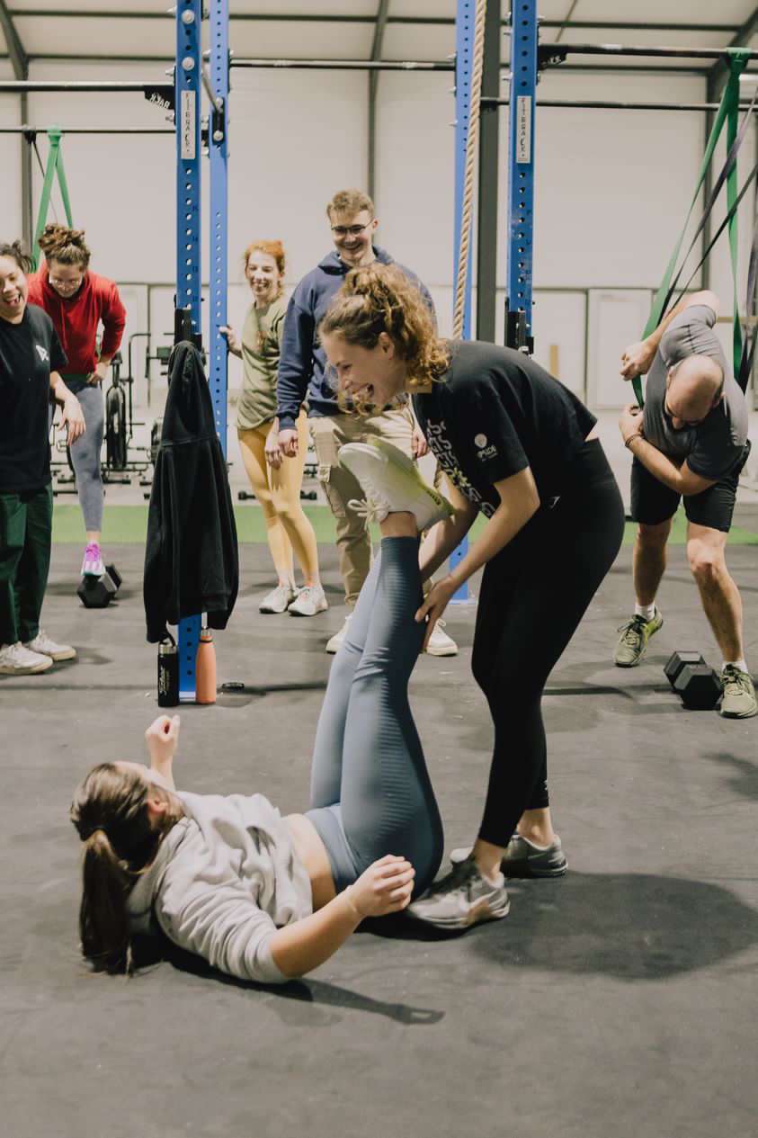Coach accompagnant un débutant à CrossFit Sandglass, Corcelles-Ferrières